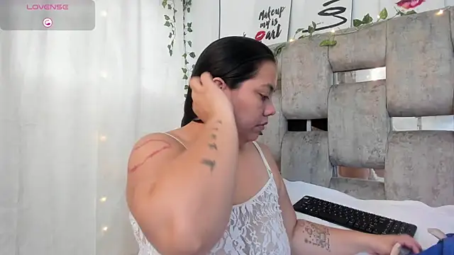 Snapshot of EmmyBellamy chatting on June 2026 01:31:02 PM EmmyBellamy online show from June 2026 01:31:02 PM