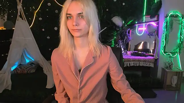 Snapshot of DanaWint chatting on May 2026 09:03:02 AM DanaWint online show from May 2026 09:03:02 AM