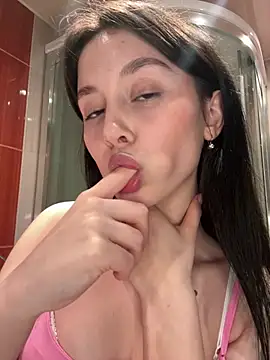 Snapshot of EvaHearts chatting on May 2026 08:32:01 PM EvaHearts online show from May 2026 08:32:01 PM