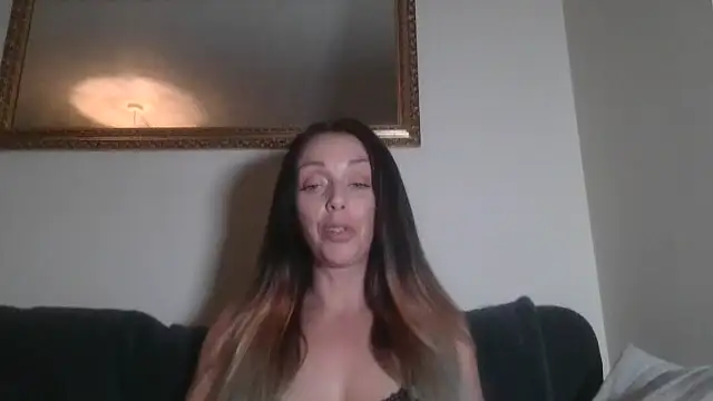 Snapshot of LouiseLovell chatting on June 2026 10:19:02 PM LouiseLovell online show from June 2026 10:19:02 PM