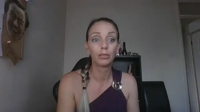 Snapshot of LouiseLovell chatting on June 2026 07:02:02 PM LouiseLovell online show from June 2026 07:02:02 PM