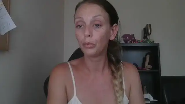 Snapshot of LouiseLovell chatting on July 2026 06:24:02 PM LouiseLovell online show from July 2026 06:24:02 PM