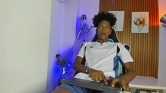 Snapshot of Afrowayuu chatting on May 2026 05:42:02 PM Afrowayuu online show from May 2026 05:42:02 PM