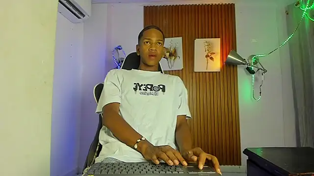 Snapshot of Afrowayuu chatting on June 2026 10:57:02 AM Afrowayuu online show from June 2026 10:57:02 AM