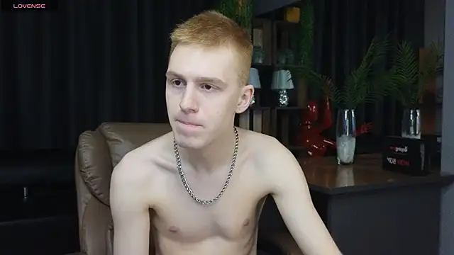 Snapshot of Tommy_CrashXXX chatting on May 2026 03:40:01 PM Tommy CrashXXX online show from May 2026 03:40:01 PM
