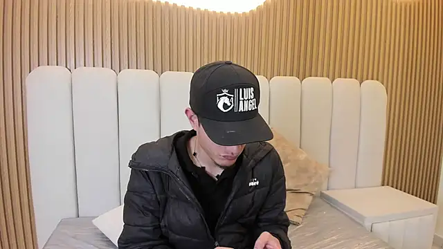 Snapshot of andylol330 chatting on July 2026 02:17:02 AM andylol330 online show from July 2026 02:17:02 AM