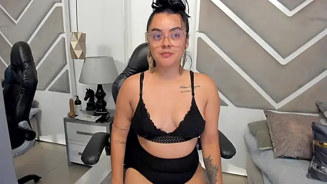 Snapshot of Perla_Watson chatting on May 2026 04:32:02 AM Perla Watson online show from May 2026 04:32:02 AM