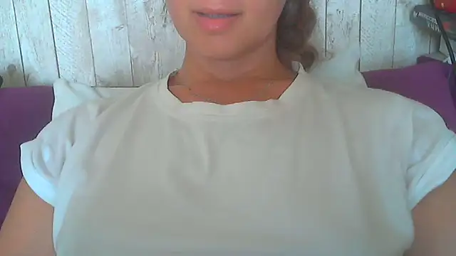 Snapshot of Bella--White chatting on June 2026 08:04:01 AM Bella--White online show from June 2026 08:04:01 AM