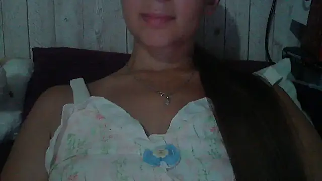 Snapshot of Bella--White chatting on June 2026 05:18:02 PM Bella--White online show from June 2026 05:18:02 PM