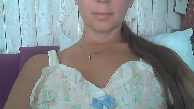 Snapshot of Bella--White chatting on June 2026 06:19:01 AM Bella--White online show from June 2026 06:19:01 AM