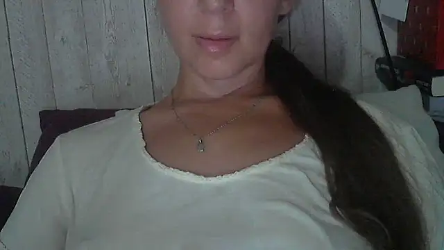 Snapshot of Bella--White chatting on June 2026 03:02:01 PM Bella--White online show from June 2026 03:02:01 PM