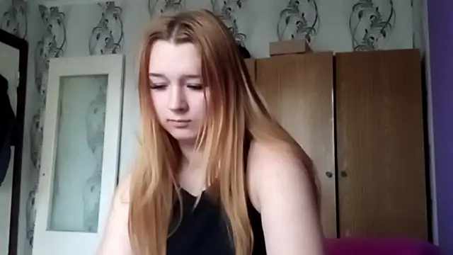 Snapshot of RaeannRoewe chatting on May 2026 04:25:01 PM RaeannRoewe online show from May 2026 04:25:01 PM