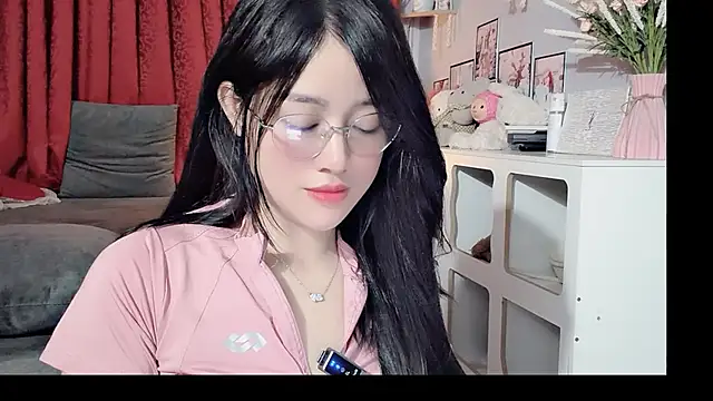 Snapshot of Bee-Cherry chatting on May 2026 05:54:01 PM Bee-Cherry online show from May 2026 05:54:01 PM