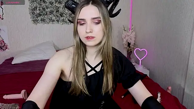 Snapshot of NocturneHuntress chatting on June 2026 07:25:02 AM NocturneHuntress online show from June 2026 07:25:02 AM