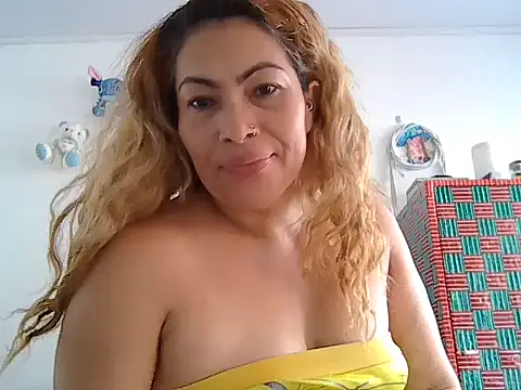 Snapshot of Layla-Astrum chatting on May 2026 01:17:01 PM Layla-Astrum online show from May 2026 01:17:01 PM
