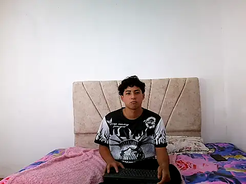 Snapshot of Robertt_Brown chatting on May 2026 05:04:02 AM Robertt Brown online show from May 2026 05:04:02 AM