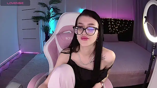 Snapshot of Ariella_Me chatting on May 2026 06:42:01 AM Ariella Me online show from May 2026 06:42:01 AM