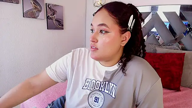 Snapshot of Leyla_Zr chatting on May 2026 05:31:02 PM Leyla Zr online show from May 2026 05:31:02 PM