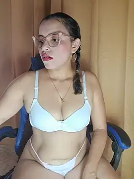 Snapshot of Estrella_em chatting on July 2026 09:43:02 PM Estrella em online show from July 2026 09:43:02 PM
