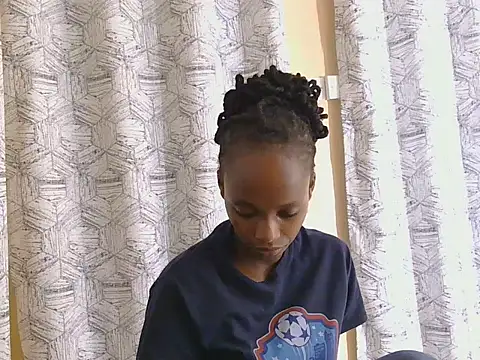 Snapshot of Petitemissy chatting on May 2026 01:17:01 PM Petitemissy online show from May 2026 01:17:01 PM
