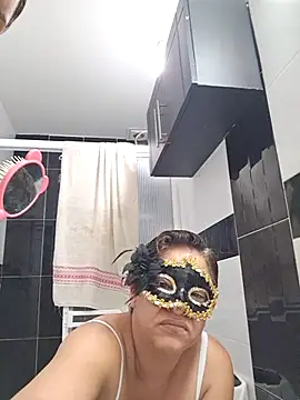 HOTANDSKINNY online show from July 2026 11:03:02 AM