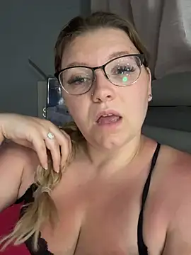 Snapshot of LucieLouBabe chatting on May 2026 11:57:01 PM LucieLouBabe online show from May 2026 11:57:01 PM