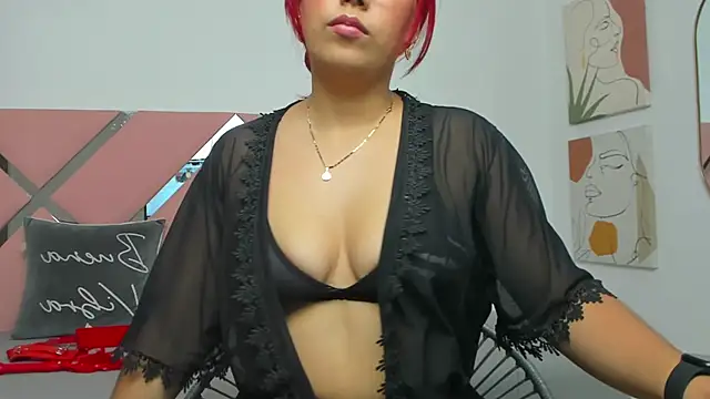 Snapshot of queenjuliee chatting on May 2026 07:07:01 PM queenjuliee online show from May 2026 07:07:01 PM