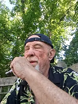 Snapshot of Dreamzluvz2 chatting on June 2026 10:12:01 PM Dreamzluvz2 online show from June 2026 10:12:01 PM