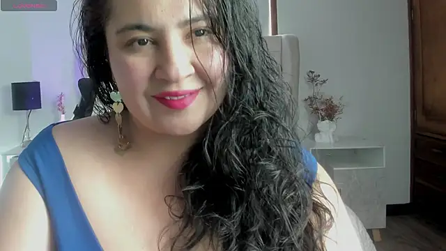 Snapshot of JadeBellee chatting on June 2026 06:12:01 PM JadeBellee online show from June 2026 06:12:01 PM