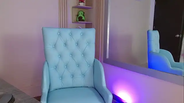 Snapshot of _cloe_21 chatting on May 2026 12:35:01 PM cloe 21 online show from May 2026 12:35:01 PM