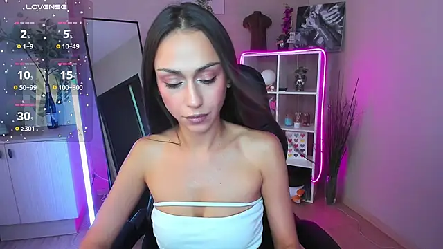 Snapshot of Petite_Moly chatting on June 2026 08:34:01 AM Petite Moly online show from June 2026 08:34:01 AM