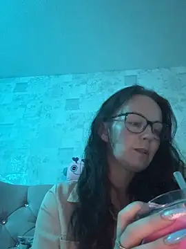 Snapshot of Luna-Vale chatting on May 2026 10:29:02 PM Luna-Vale online show from May 2026 10:29:02 PM