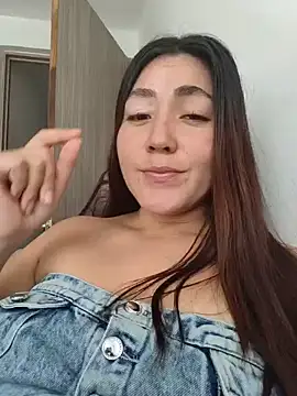 Snapshot of alma_rouge chatting on May 2026 04:26:01 PM alma rouge online show from May 2026 04:26:01 PM