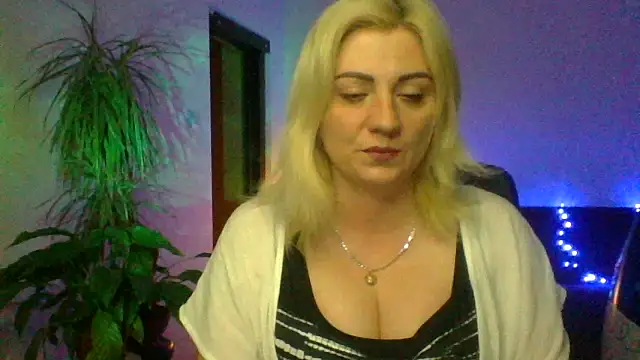 LunaaKiss online show from June 2026 08:00:02 PM