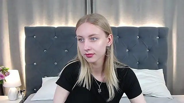 Snapshot of LirienVexx chatting on June 2026 06:28:01 AM LirienVexx online show from June 2026 06:28:01 AM