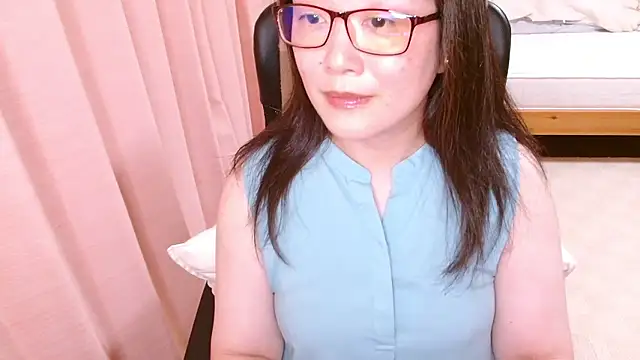 Snapshot of LENA-xo chatting on July 2026 03:25:01 PM LENA-xo online show from July 2026 03:25:01 PM