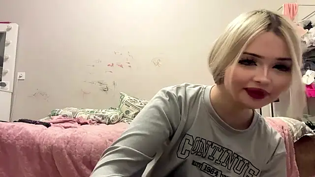 Snapshot of moonluv33 chatting on June 2026 02:05:01 PM moonluv33 online show from June 2026 02:05:01 PM
