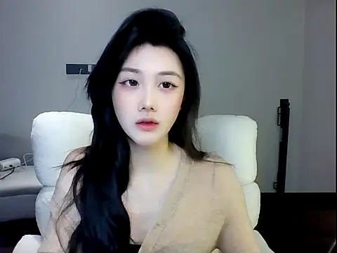 Snapshot of SylvieMaya chatting on June 2026 05:06:01 PM SylvieMaya online show from June 2026 05:06:01 PM