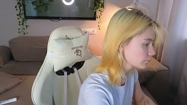 Emily Miu online show from July 2026 02:05:17 AM
