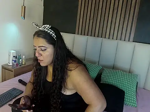 Snapshot of ShelyEvans__ chatting on June 2026 01:10:01 AM ShelyEvans online show from June 2026 01:10:01 AM