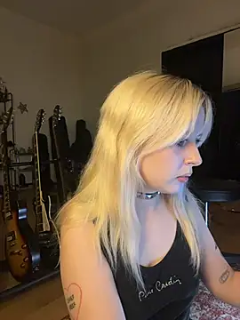 Snapshot of viviennedoll chatting on July 2026 10:11:01 PM viviennedoll online show from July 2026 10:11:01 PM
