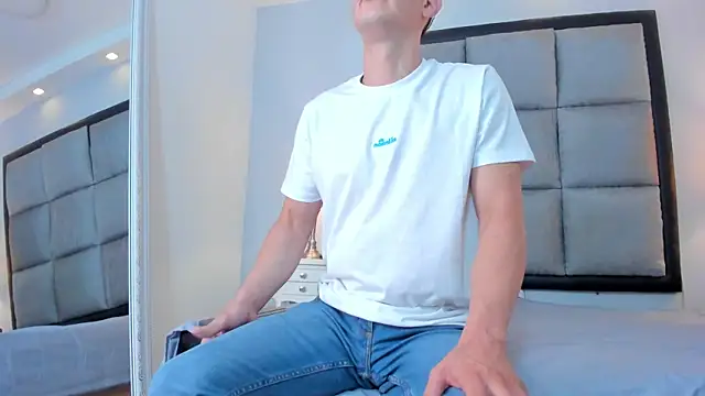 Snapshot of Axel_wolfe chatting on July 2026 08:33:02 PM Axel wolfe online show from July 2026 08:33:02 PM