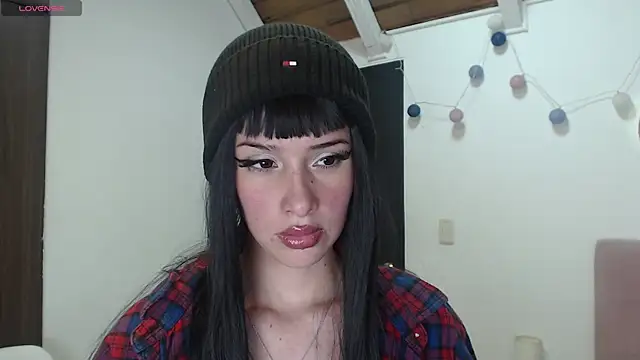 Snapshot of madeleine_evans chatting on July 2026 08:18:02 PM madeleine evans online show from July 2026 08:18:02 PM