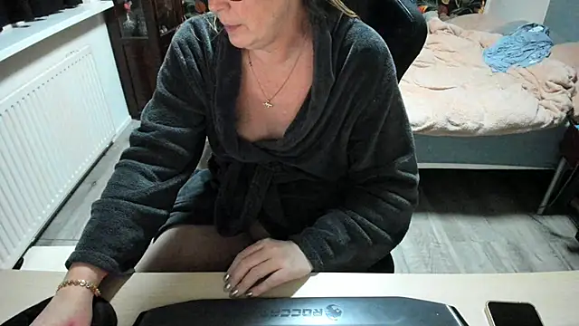 minoesje37 online show from February 2025 08:41:02 PM