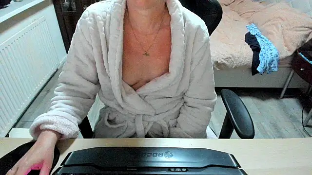 minoesje37 online show from March 2025 08:31:02 PM