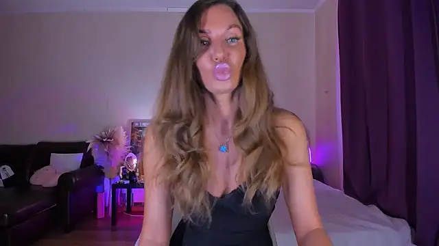 Snapshot of EmmaAbramson chatting on May 2026 10:54:01 AM EmmaAbramson online show from May 2026 10:54:01 AM