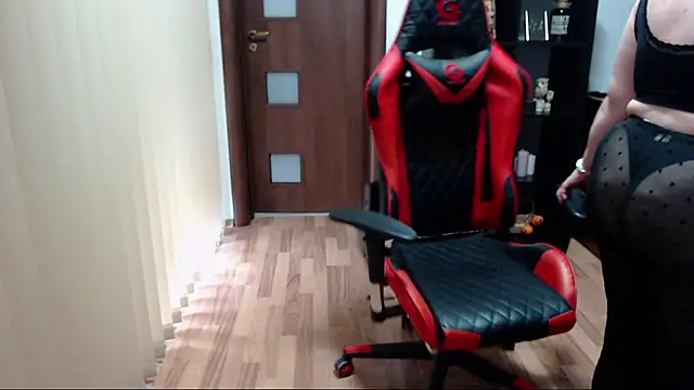 Snapshot of MissTroublle chatting on October 2025 12:28:02 PM MissTroublle online show from October 2025 12:28:02 PM