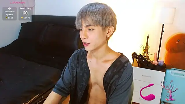 Snapshot of WildestTwink chatting on May 2026 05:10:01 PM WildestTwink online show from May 2026 05:10:01 PM