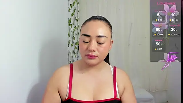 Snapshot of ReyleDoll chatting on February 2026 10:10:02 PM ReyleDoll online show from February 2026 10:10:02 PM