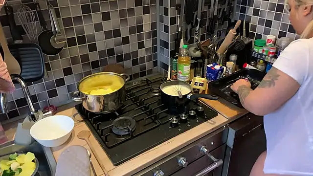 Snapshot of Monageil chatting on February 2025 12:13:02 PM Monageil online show from February 2025 12:13:02 PM